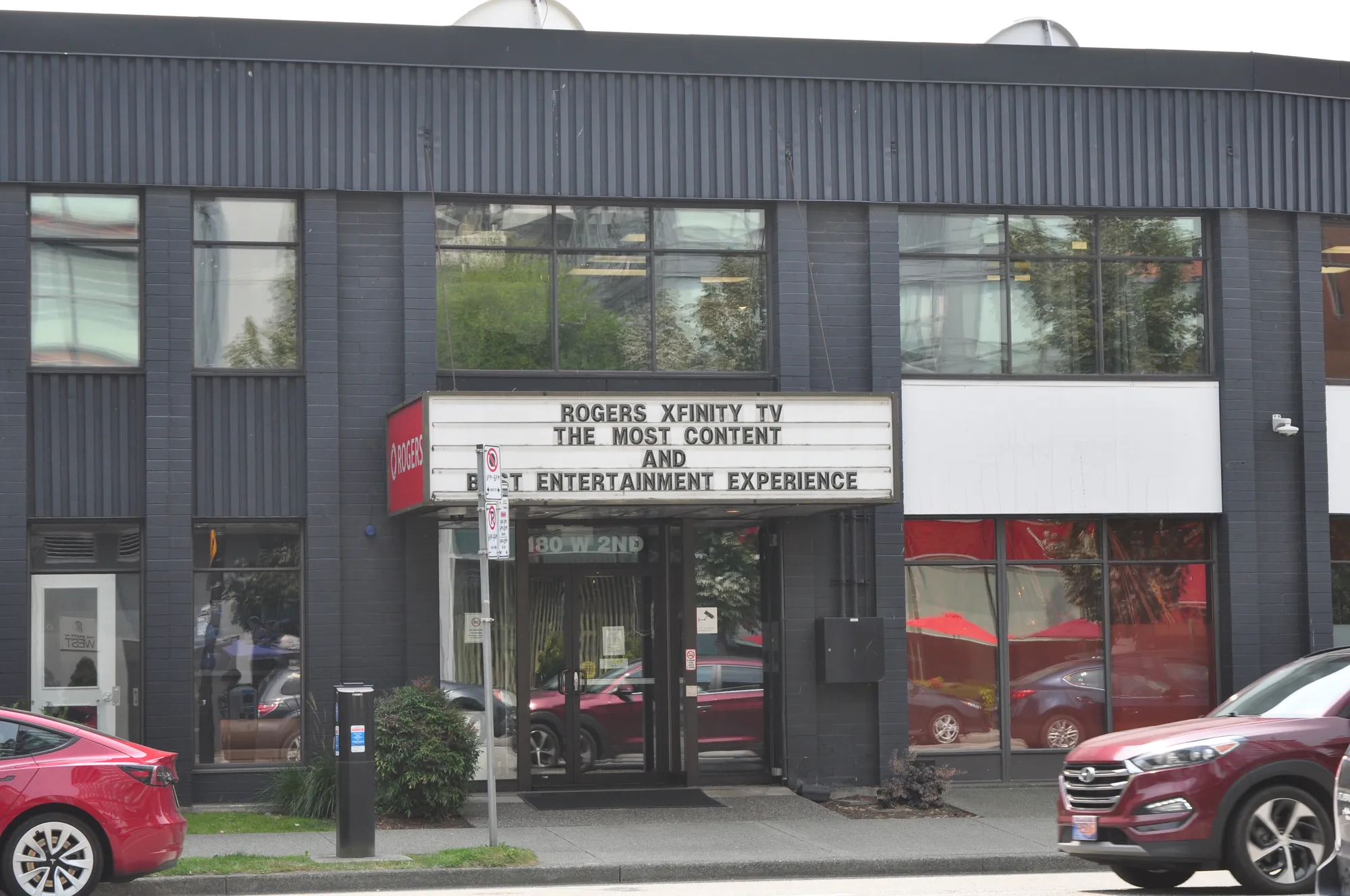 Pizza Hut channel letters and blade sign at a Vancouver storefront