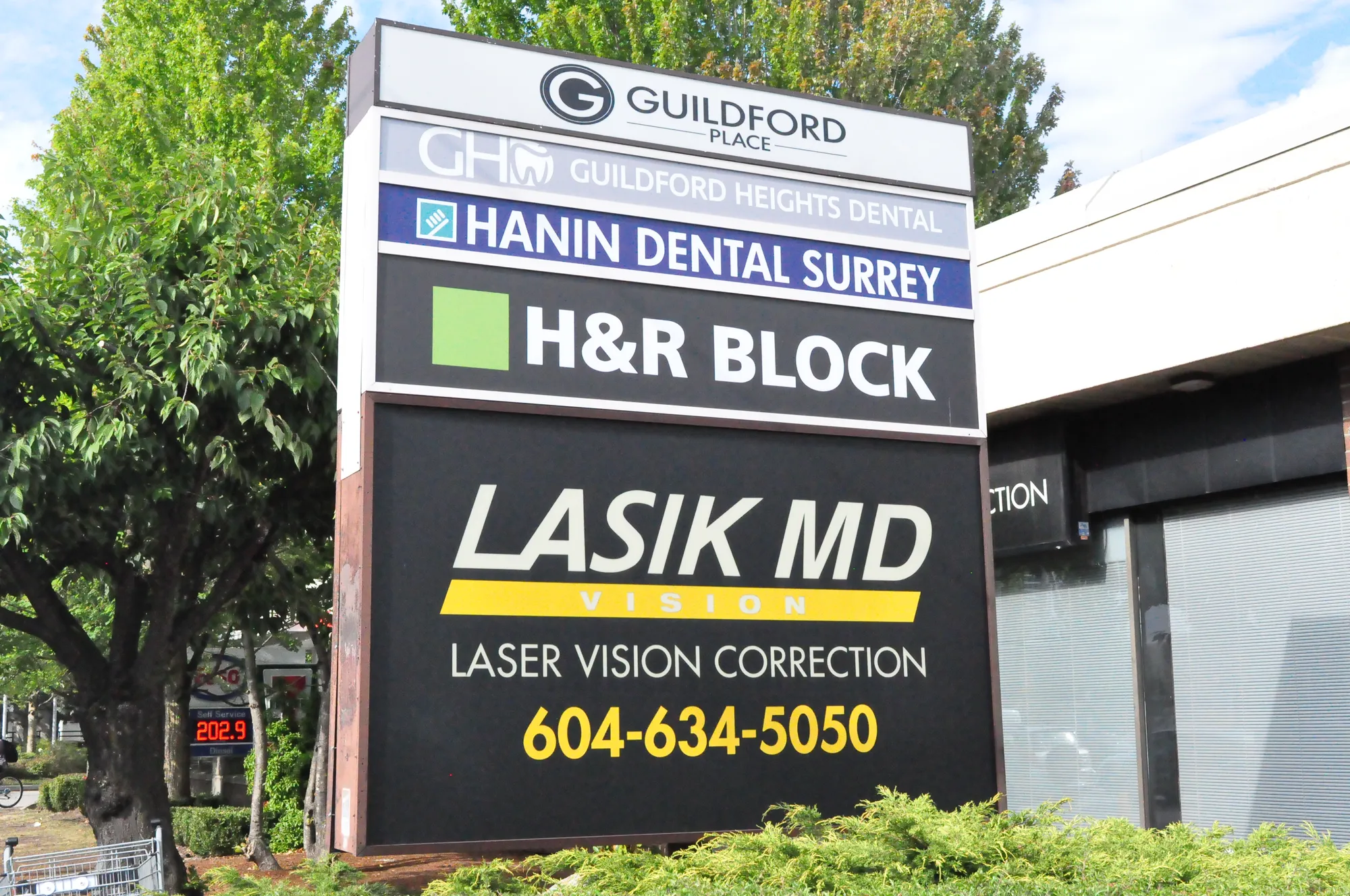 Multi-tenant pylon sign in the Tri-Cities area